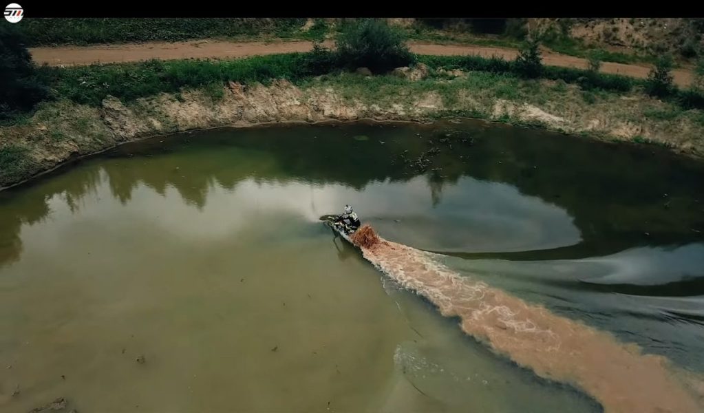 Это российский мотоцикл Milandr SM250. Едет по земле и &#8230; под водой [видео]