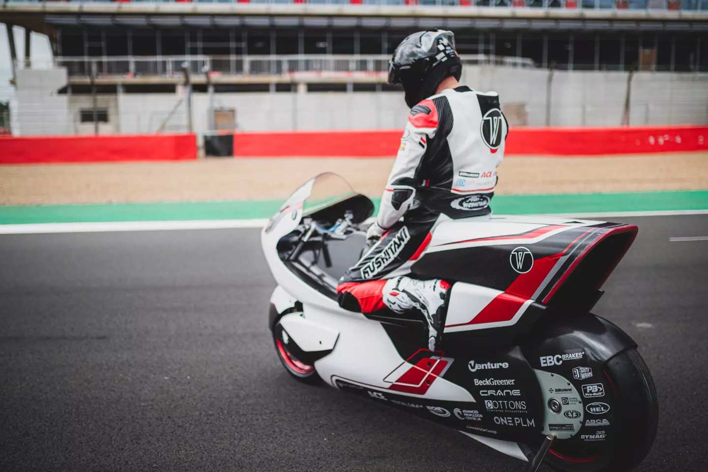 Этот четырехмоторный электрический мотоцикл нацелен на рекорд скорости 400 км / ч.