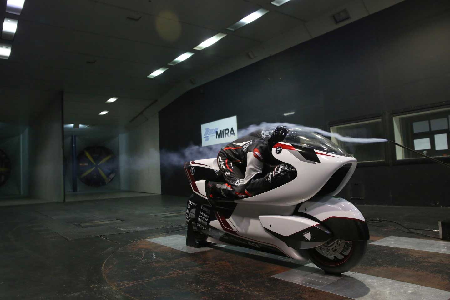 Этот четырехмоторный электрический мотоцикл нацелен на рекорд скорости 400 км / ч.