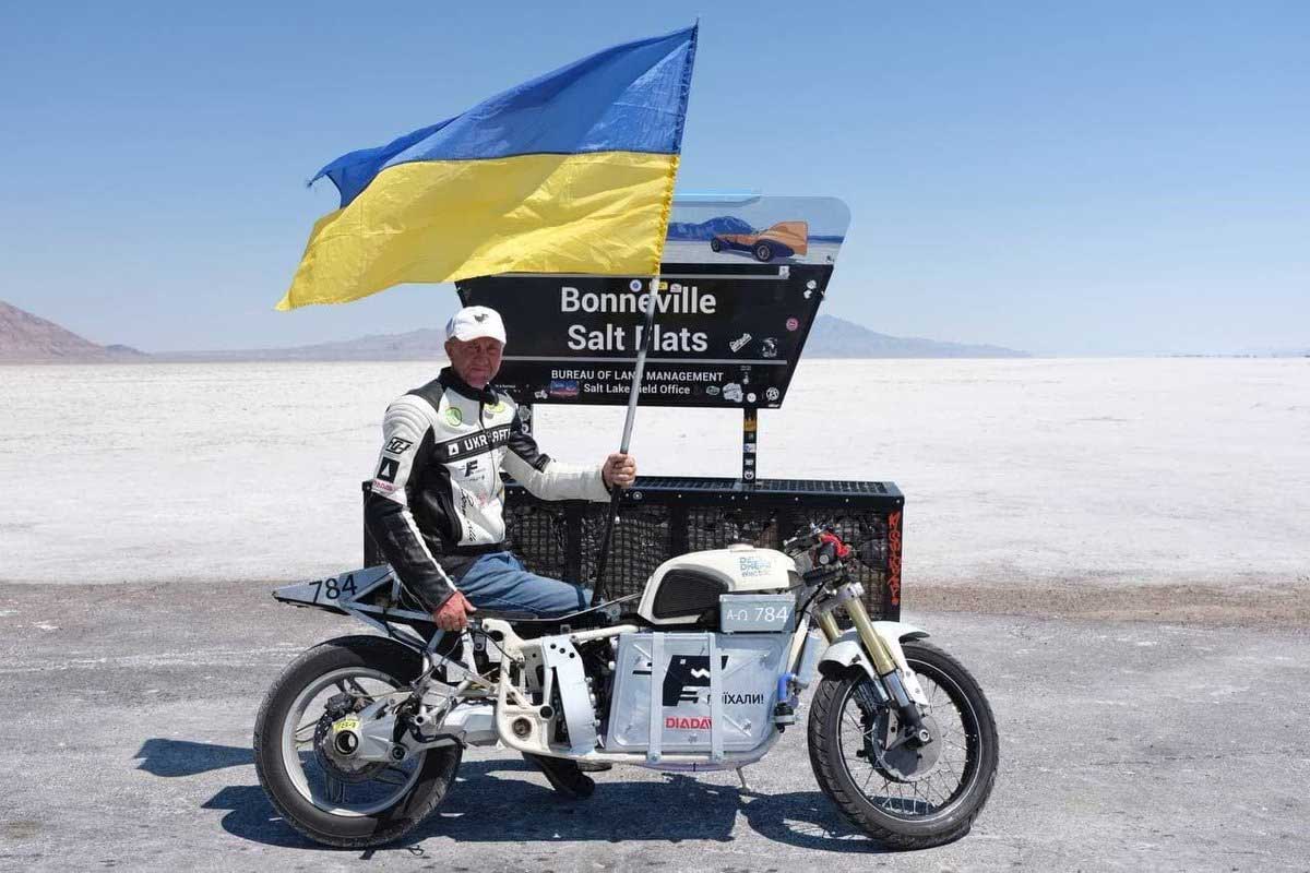 Этот переделанный электрический мотоцикл устанавливает рекорд скорости
