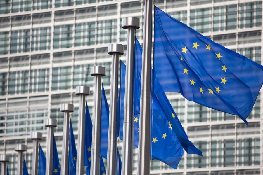 Comisión Europea: para 2025, a UE poderá producir elementos suficientes para os seus propios electricistas.