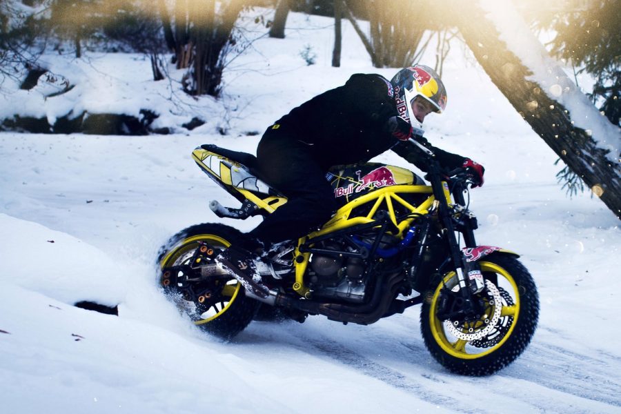 Braukšana ar motociklu ziemā