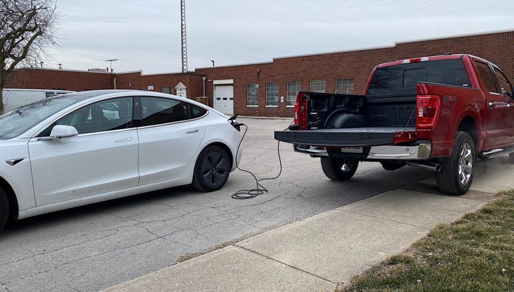 Гибридный электрогенератор Ford F-150 и зарядка им Tesla Model 3. Работает стабильно, расход 7,8 л / 100 км