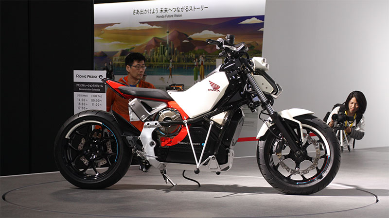 Honda Riding Assist-e: самобалансирующийся электрический мотоцикл представлен в Токио
