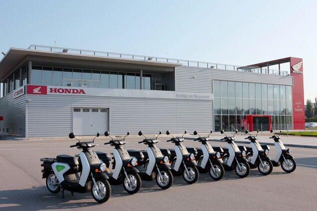 Honda, Yamaha, KTM и Piaggio вместе работают над портативными батареями. Милосердие, дай нам наконец скутеры