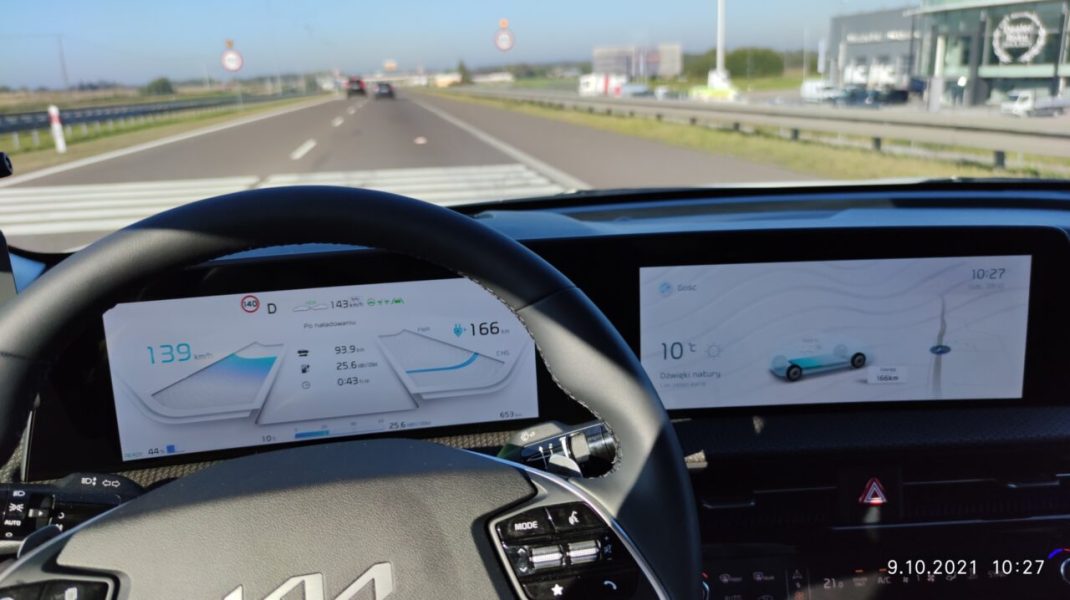 ИСПЫТАНИЕ: Kia EV6 77,4 кВтч, задний привод против Tesla Model 3 LR AWD на скорости 140 км / час. Погром, но Waw-Poz справится :)