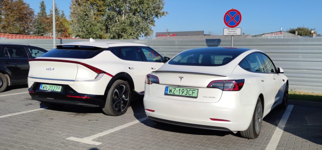 ИСПЫТАНИЕ: Kia EV6 77,4 кВтч, задний привод против Tesla Model 3 LR AWD на скорости 140 км / час. Погром, но Waw-Poz справится :)