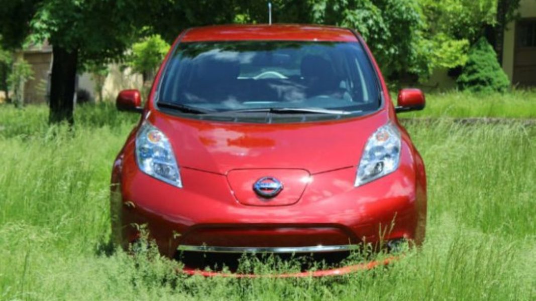 PRAWF ar y briffordd: Amrediad trydan Nissan Leaf yn 90, 120 a 140 km / awr [FIDEO]