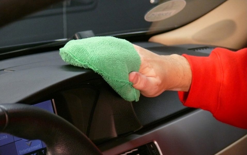 Hvordan rengjøre dashbordet og plasten i bilen?