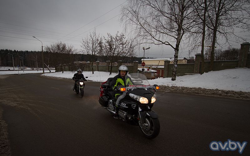 Як їздити мотоциклом, коли йде сніг?