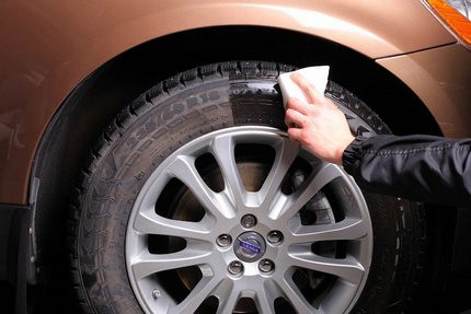 Wie aktualisiert man Reifen in einem Auto? Methoden zum Reinigen von Reifen