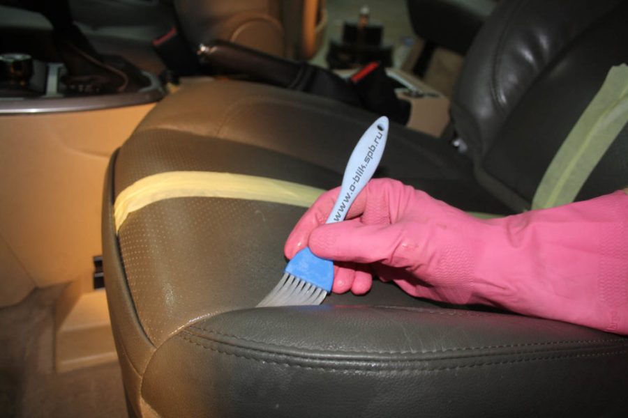 Bagaimanakah cara saya membersihkan upholsteri di dalam kereta saya?
