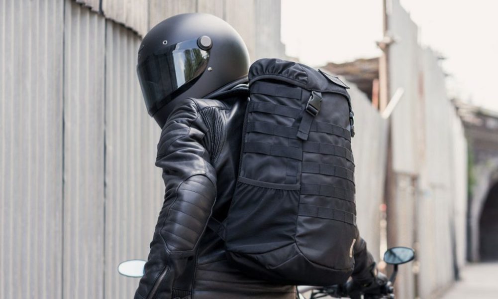 ¿Cómo asegurar correctamente un casco de moto?
