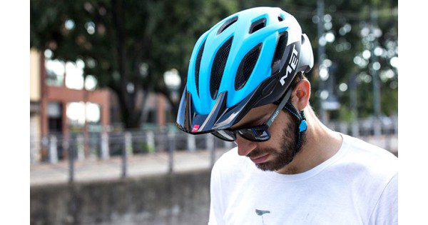 Como elixir un casco de bicicleta de montaña sen tomar o liderado?