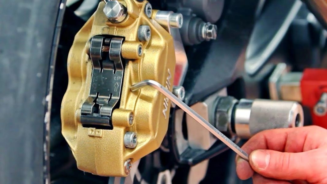 Как заменить тормозные колодки на мотоцикле?