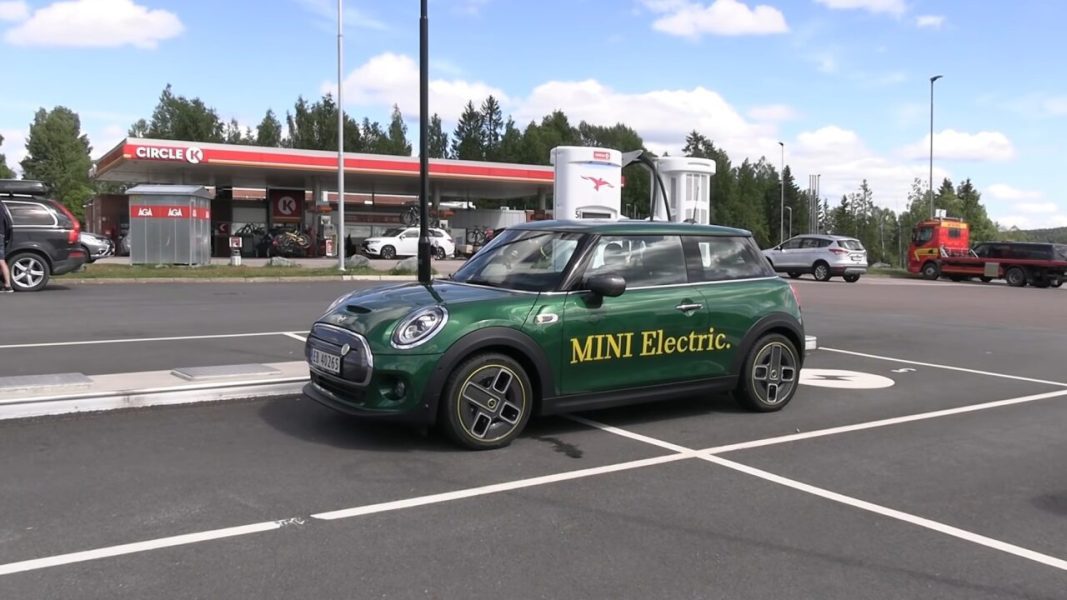 Mini Cooper SE или Mini Electric: реальный ДИАПАЗОН при 90 км / ч составляет 236 км, при 120 км / ч &#8211; 163 км. Честно! [видео]