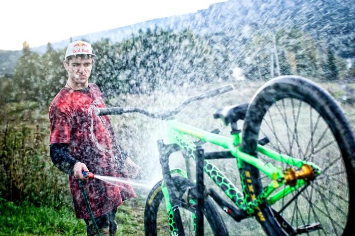 Lava la tua mountain bike come un professionista