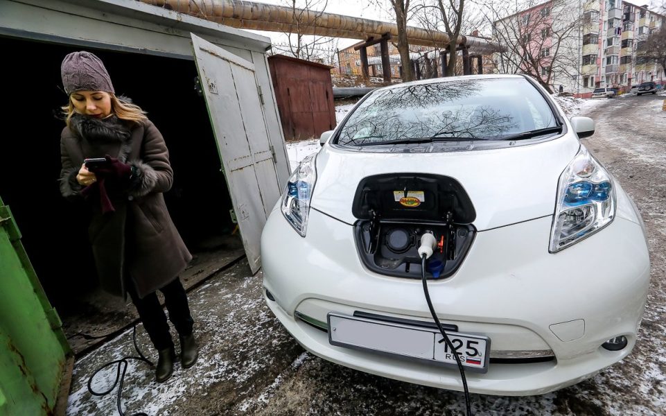 آیا می توان خودروی برقی را با کشیدن آن در سالن شارژ کرد؟ شما می توانید - و این خوب است!