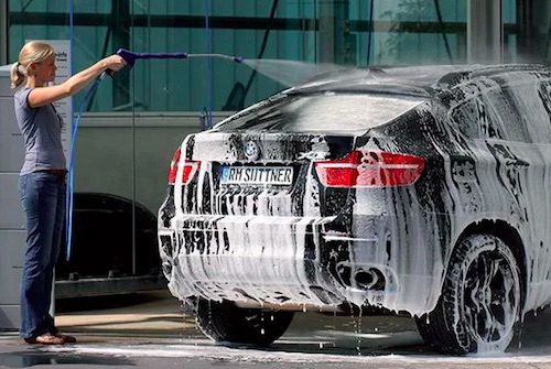 Vaurioittaako usein autojen pesu maalipintaa?
