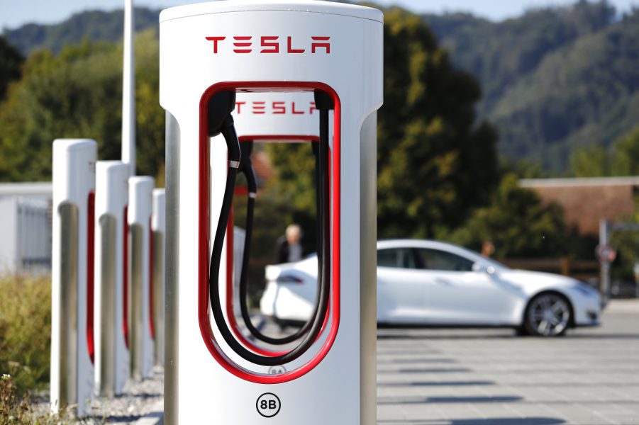 Чи не працює нагнітач – у навігаторі Tesla можна знайти іншу зарядну станцію? [ВІДПОВІДІМО]