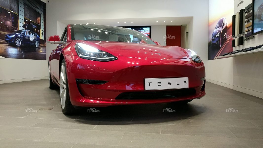 German Der Spiegel-ek Tesla Model 3 probatu du: leku asko, ibilaldi bikaina, barruko batez besteko kalitatea