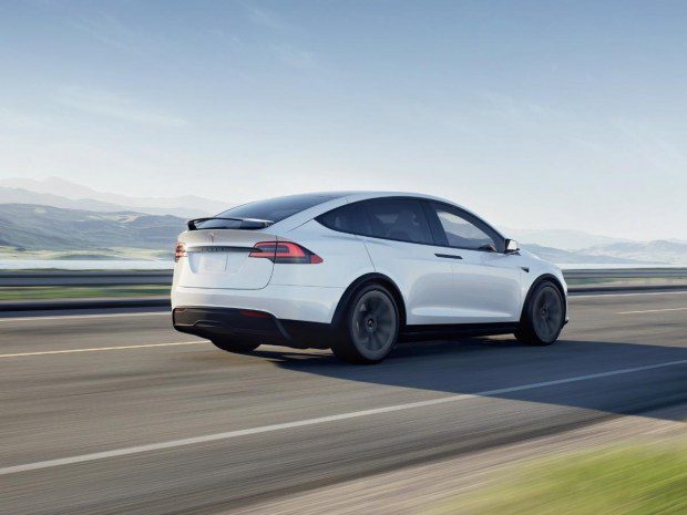 Nova Tesla s Tesla Visionom s ograničenjima autopilota - brisači, svjetla na cesti