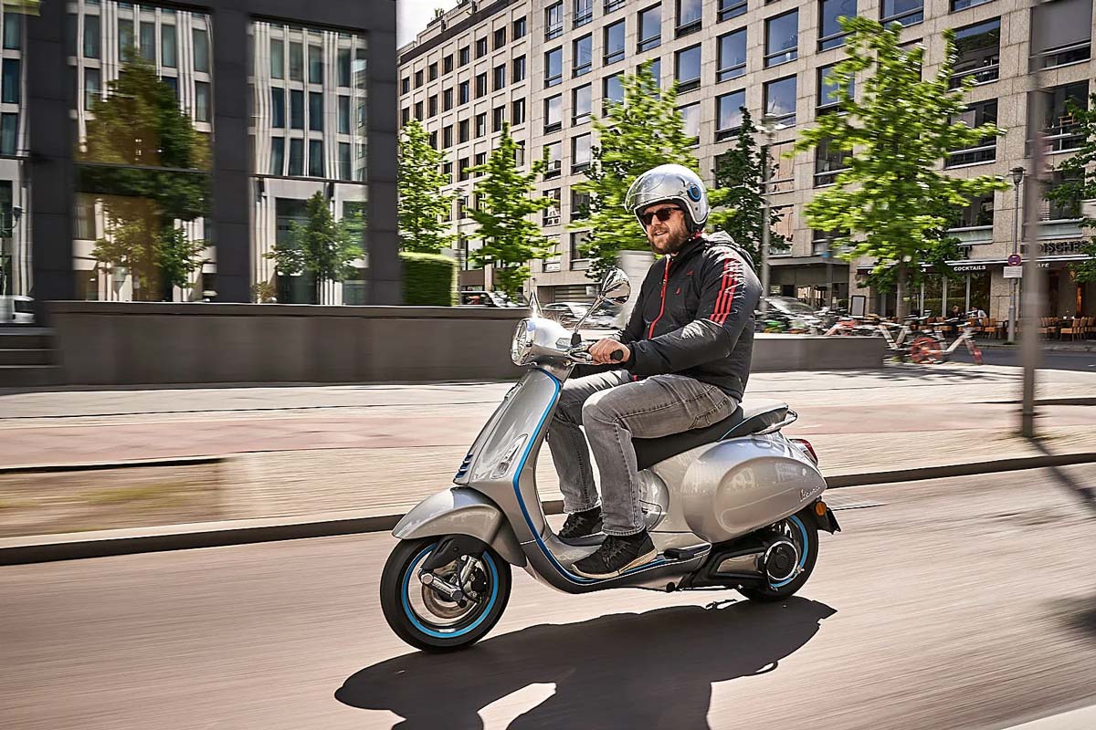 Париж: бесплатная парковка для электромотоциклов и скутеров
