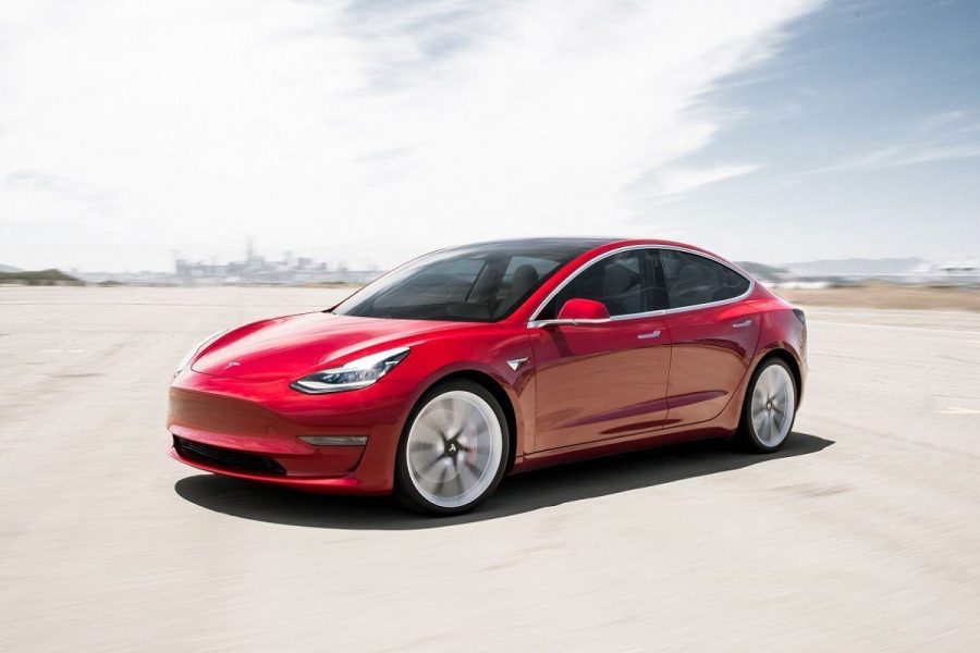 थंडीत इलेक्ट्रिक कारमध्ये पार्किंग - Tesla Model 3 [YouTube] • CARS