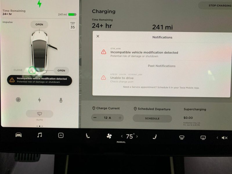 Tesla firmware 2020.32 cum autocineto reserato notificatione et aliis actionibus suspensionis