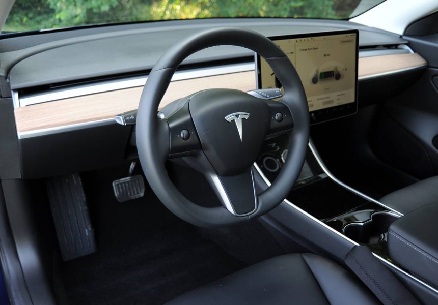 Tesla Model 3 da zang - qanot haydovchi tomonida kuzov bilan uchrashadigan joyga e'tibor bering!