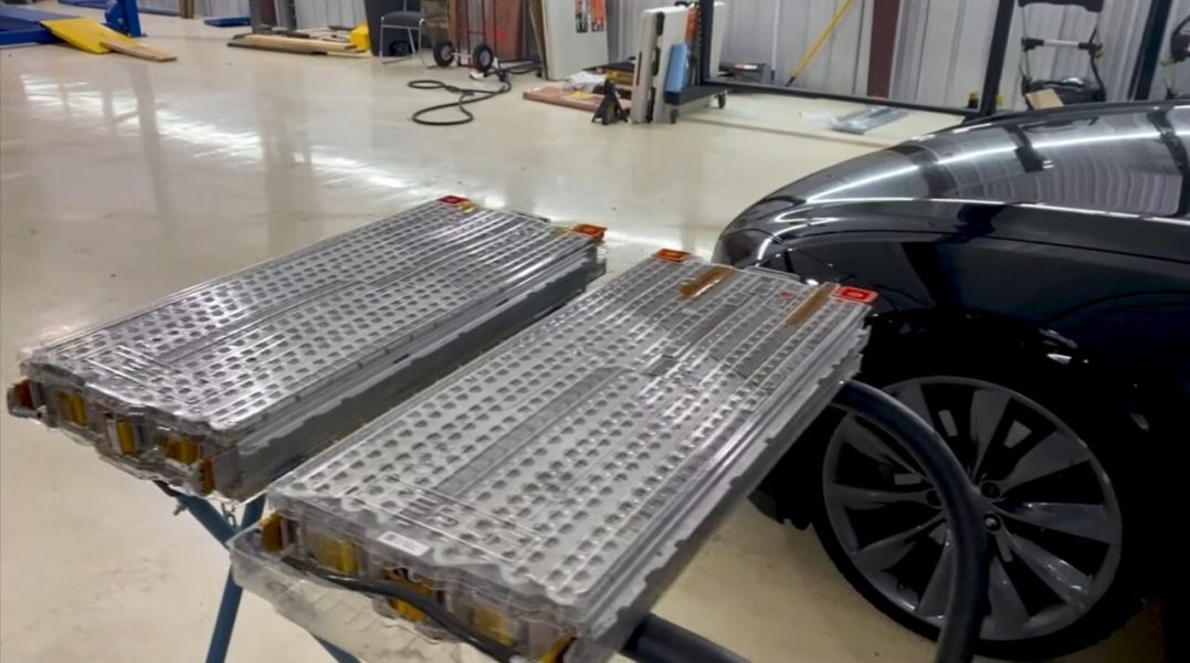 Сколько стоит замена аккумулятора в Tesla Model S с пробегом 79 км? Продюсер хотел $ 22 500, ему удалось получить 5 000