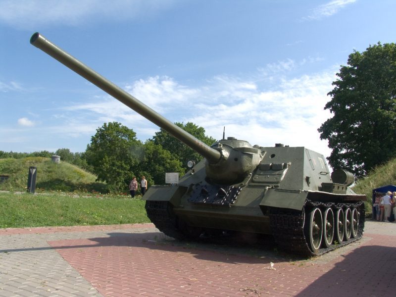 The SU-100 is based on the T-34-85 tank