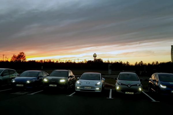 Tesla Model 3, Hyundai Kona Electric, Nissan Leaf, Renault Zoe - Тэст энергаспажывання на шашы [ВІДЭА]