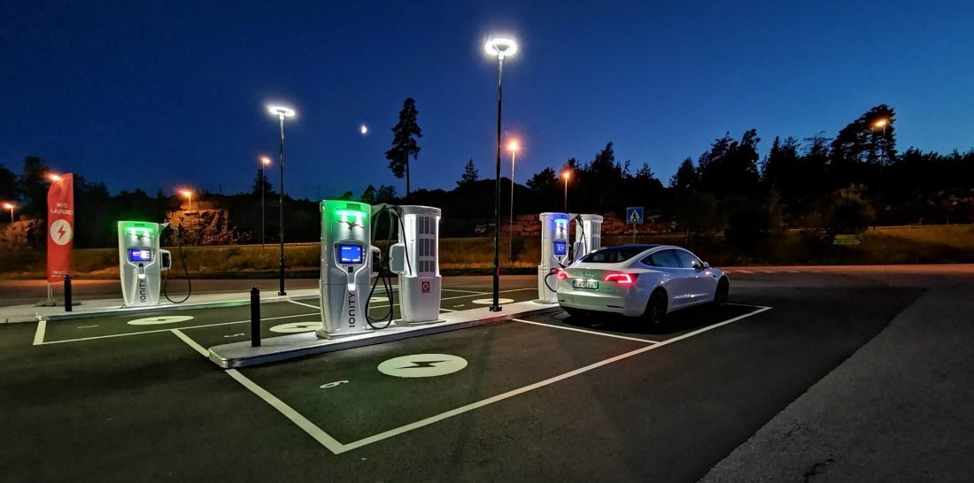 Tesla Model 3 vs. Audi e-tron i le Ionity charging station. O ai e vave ona totogi? [vitio] • TALI