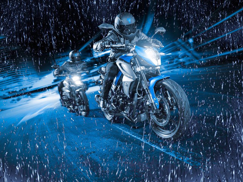 Du, dein Motorrad, nachts ... und Regen