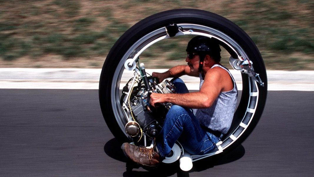 У этого странного электрического мотоцикла всего одно колесо!