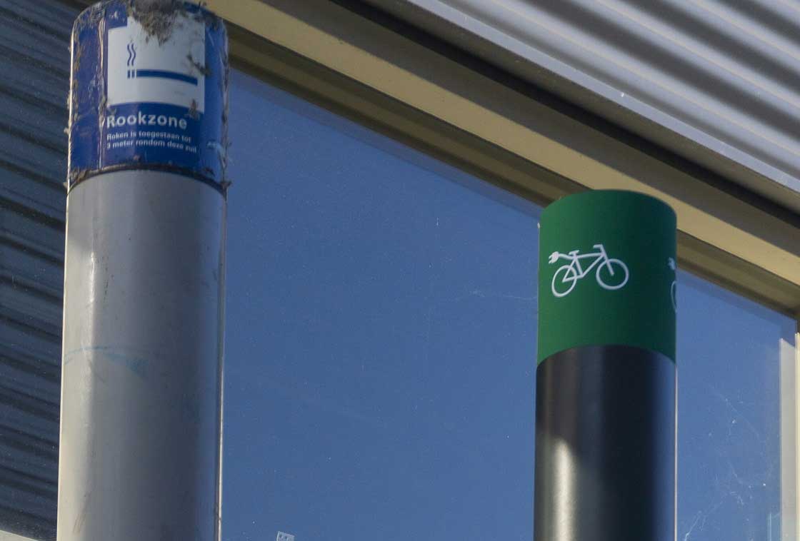 В Нидерландах пепельницы используются для зарядки велосипедов.