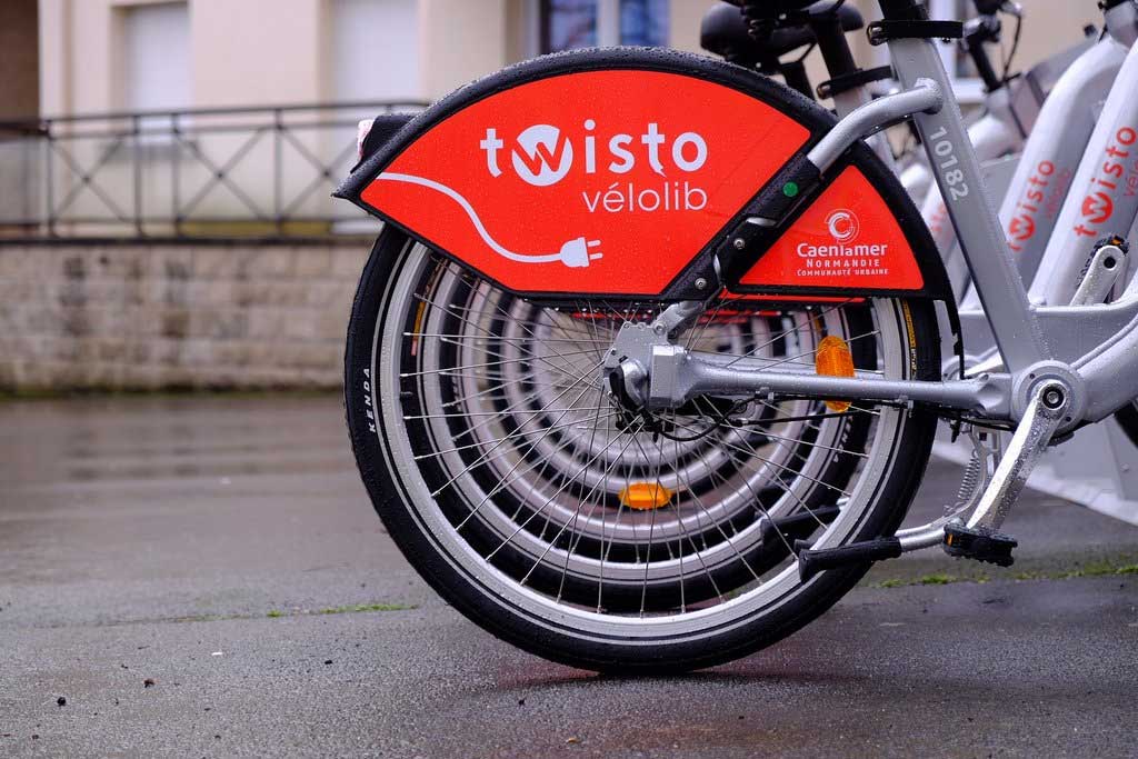 Велолиб Твисто: электрические велосипеды самообслуживания приземляются в Кане
