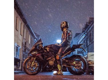 在你的摩托车上迎接寒冷！