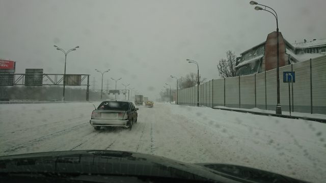 冬天，暴風雪、霜凍、交通堵塞。 人接觸電會被凍住嗎？ [我們相信]