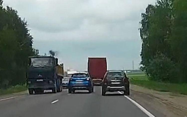 5 usodnih napak, ki jih naredijo tudi izkušeni vozniki pri prehitevanju tovornjaka na avtocesti