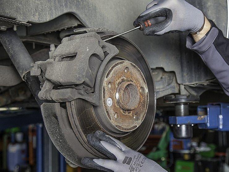 5 operations when replacing brake pads, which are forgotten even in the service station