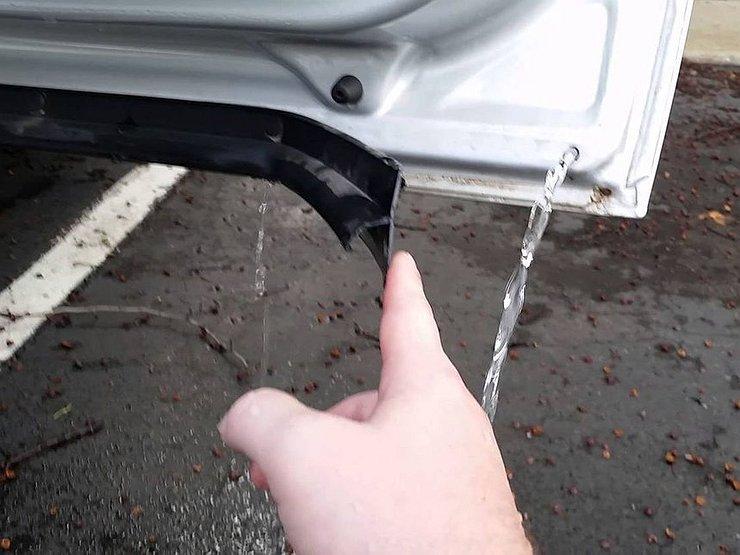 5 verborgen gaten in de carrosserie van uw auto die u in de gaten moet houden om corrosie te voorkomen