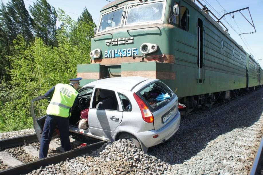 Safe railway crossing. The car has no chance of colliding with the train