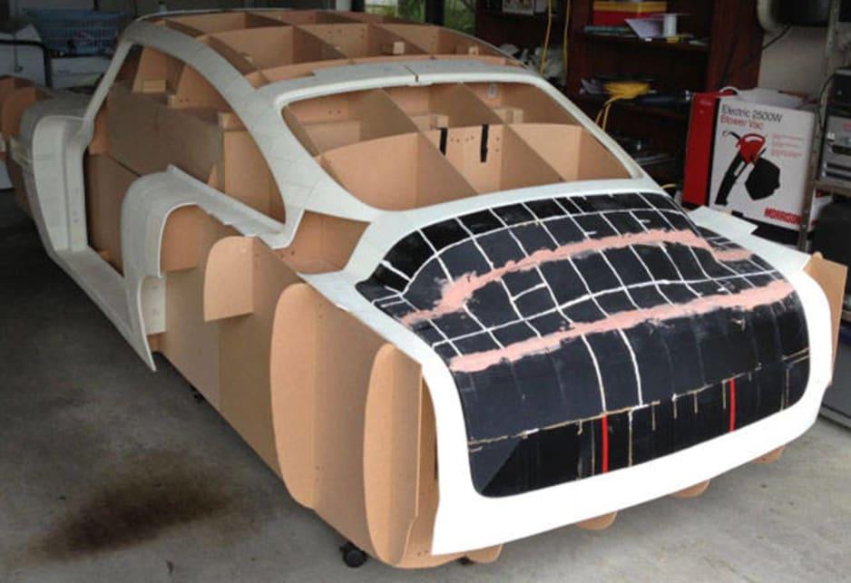 Человек печатает на 3D-принтере полноразмерный Aston Martin