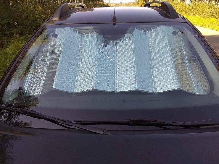Чем опасно использование защитного экрана от солнца в автомобиле
