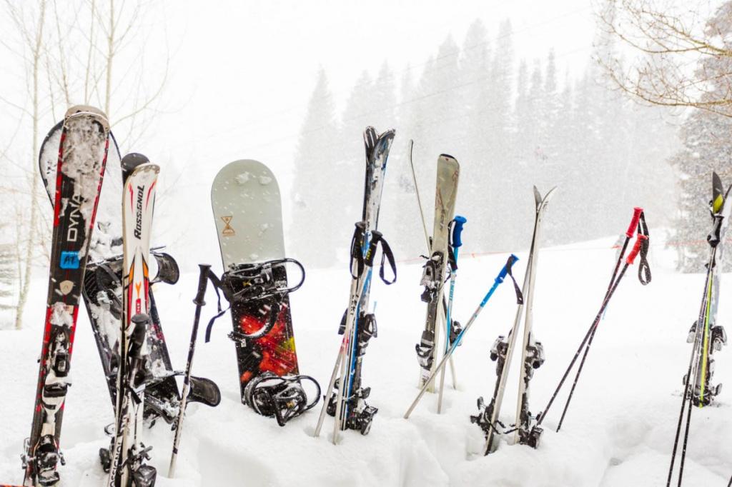 स्कीइंगसाठी काय घ्यावे? संपूर्ण कुटुंबासह उपकरणे कशी पॅक करायची आणि काहीही विसरू नका?