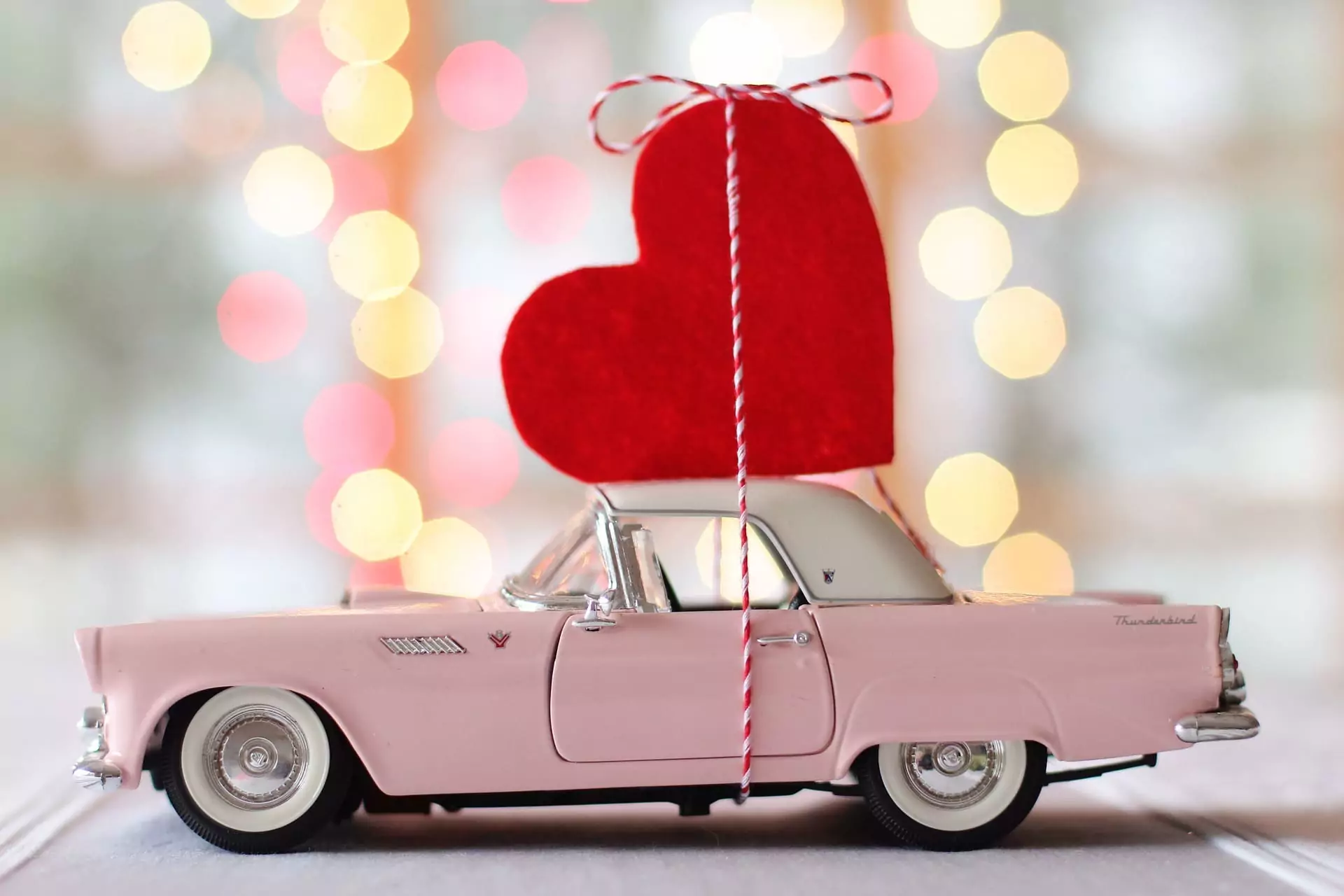 Maníacos dos coches de San Valentín. 5 ideas para o día de San Valentín no coche