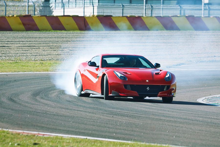 Lèirmheas Ferrari FF V12 2015