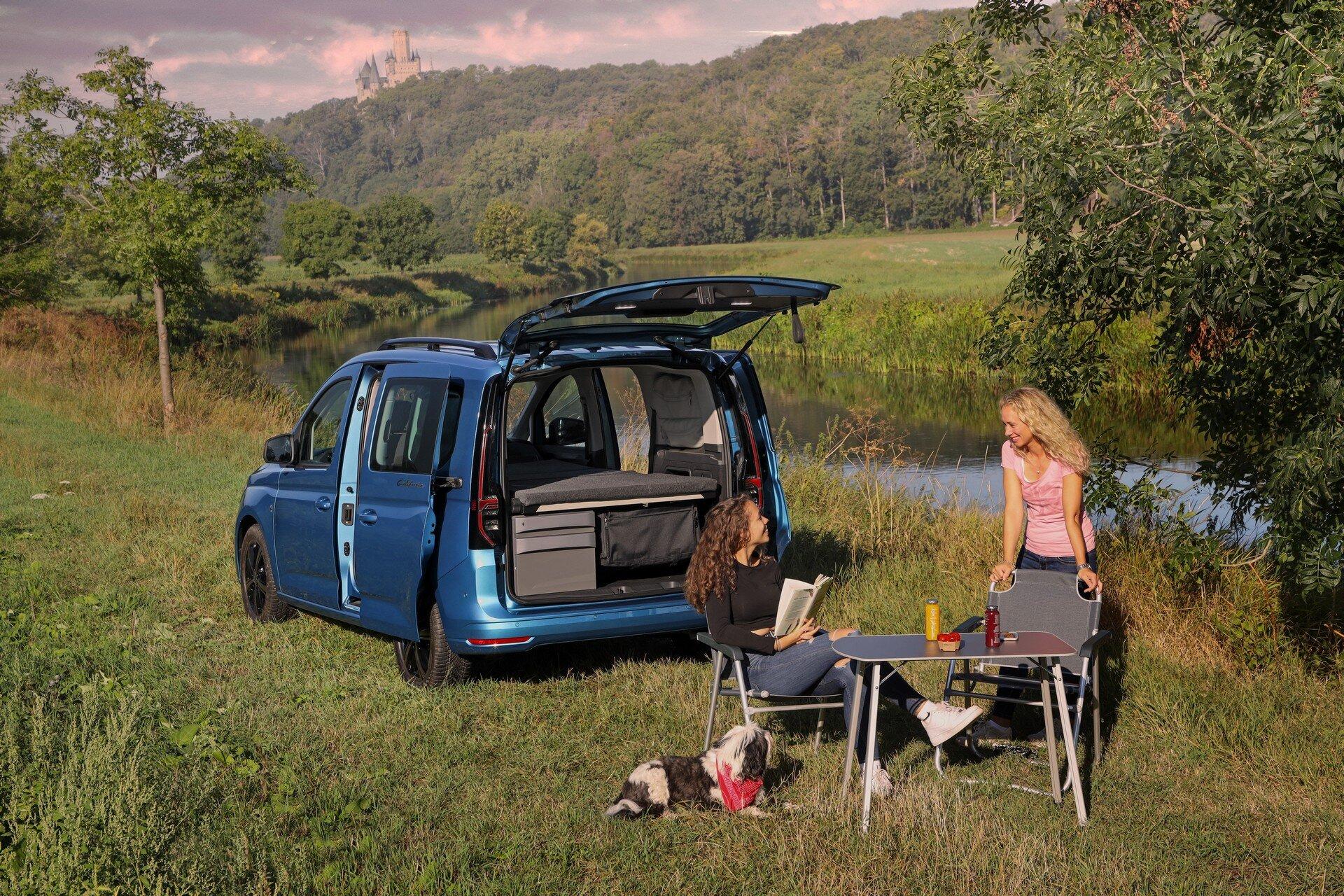 Volkswagen Caddy California. Nrog retractable mini-cooker thiab panoramic ru tsev